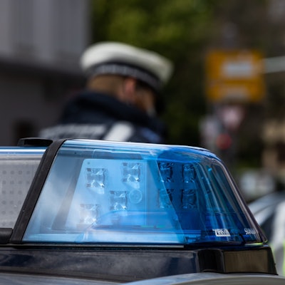 Ein Polizeiauto mit Blaulicht.
