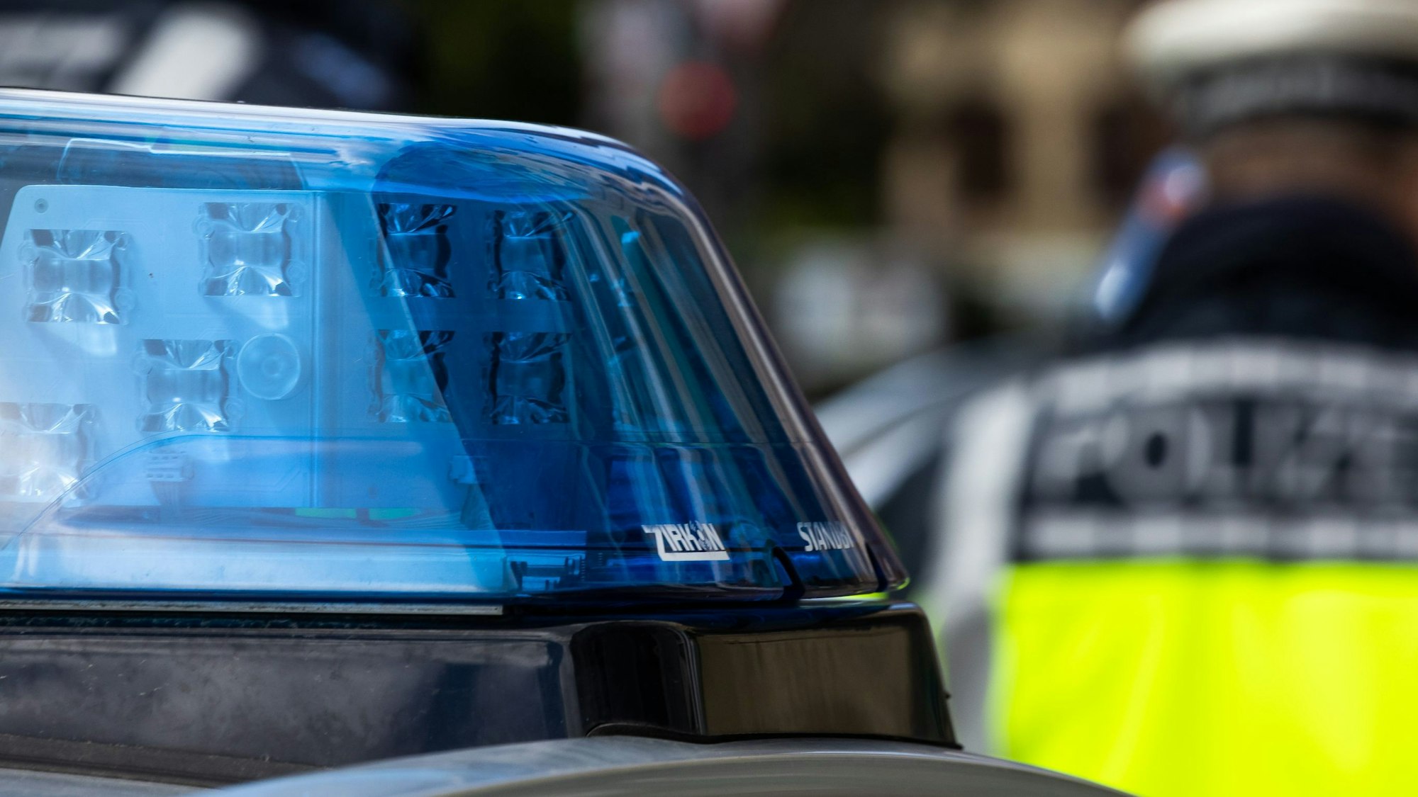 Ein Polizeiauto mit Blaulicht.