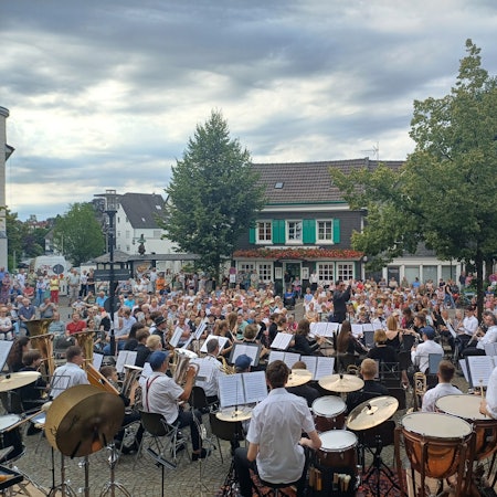 Der Nachwuchs des Orchestervereins Hilgen eröffnet die Sommerserenade in der Burscheider Kirchenkurve