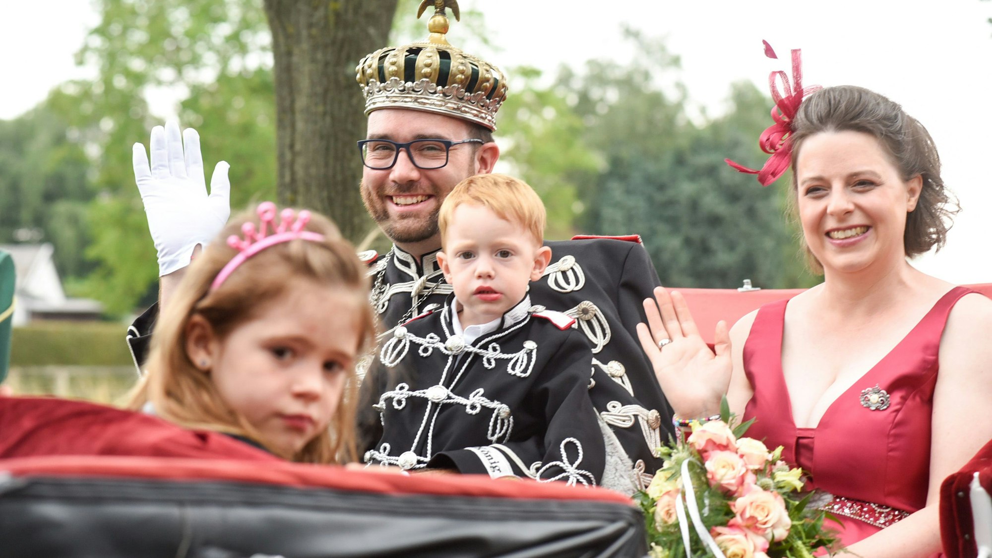 Auf dem Bild ist das Königspaar der Sebastianer zu sehen.