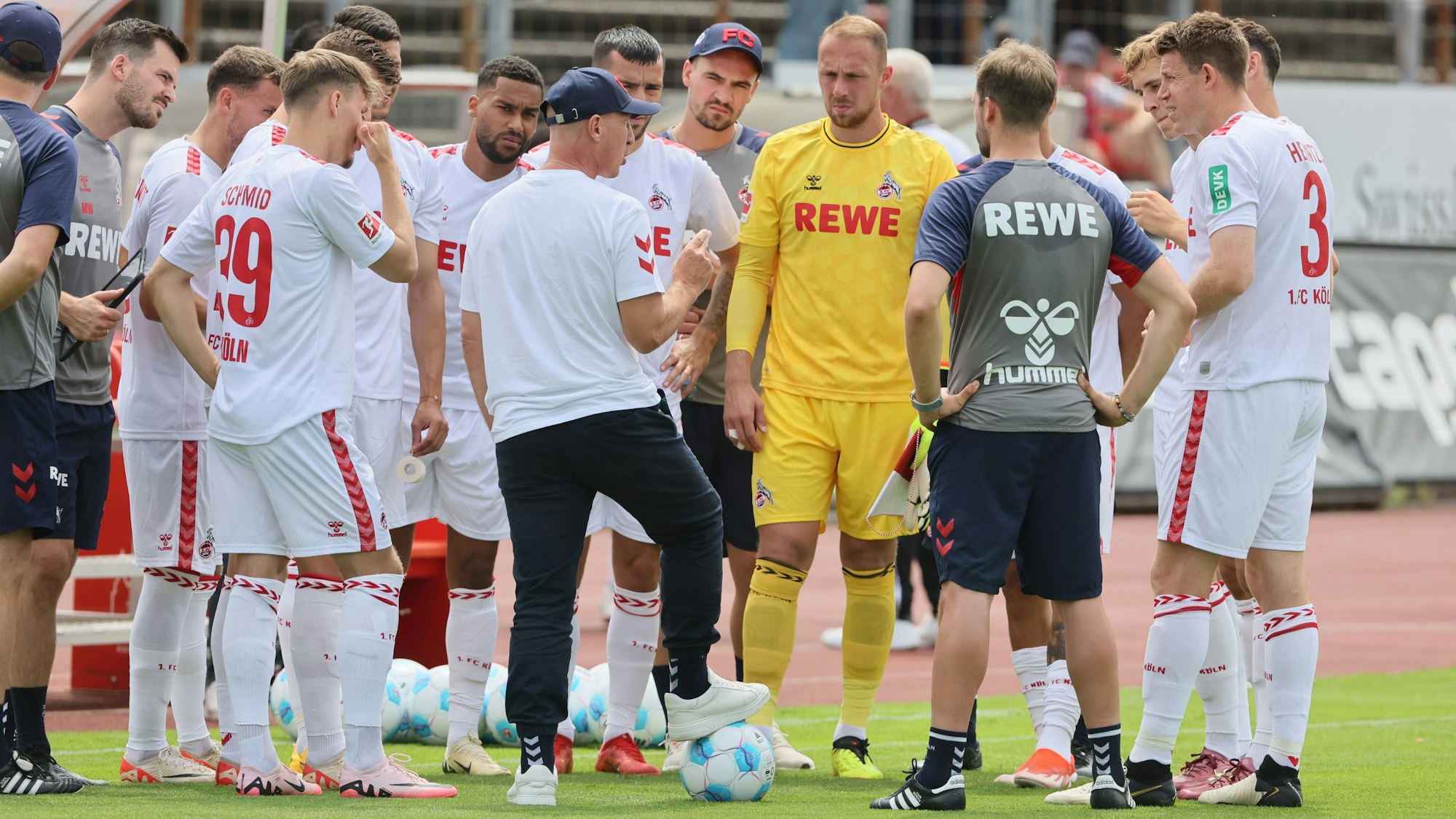 FC-Trainer Gerhard Struber (mit Ball) beim Testspiel gegen Poll.