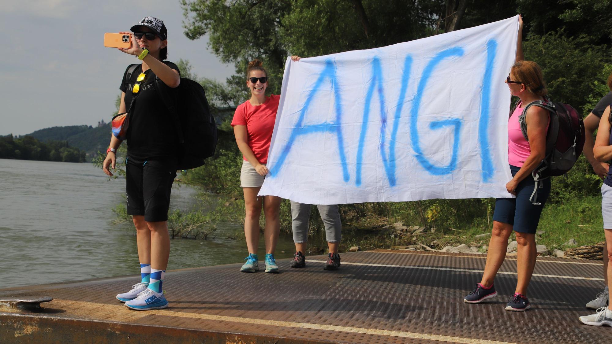 Am Ziel, der Nato-Rampe in Bad Honnef, hielten zwei Frauen ein von Hand gemaltes Tuch hoch mit der Aufschrift „Angi“ hoch: Damit hießen sie Teilnehmerin Angela Sievernich willkommen.