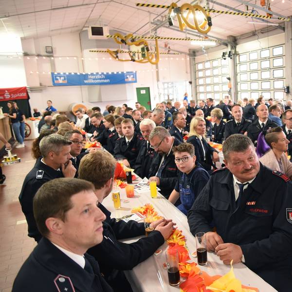 Das Gerätehaus in Wiehl diente der Freiwilligen Feuerwehr am Wochenende als Festsaal.