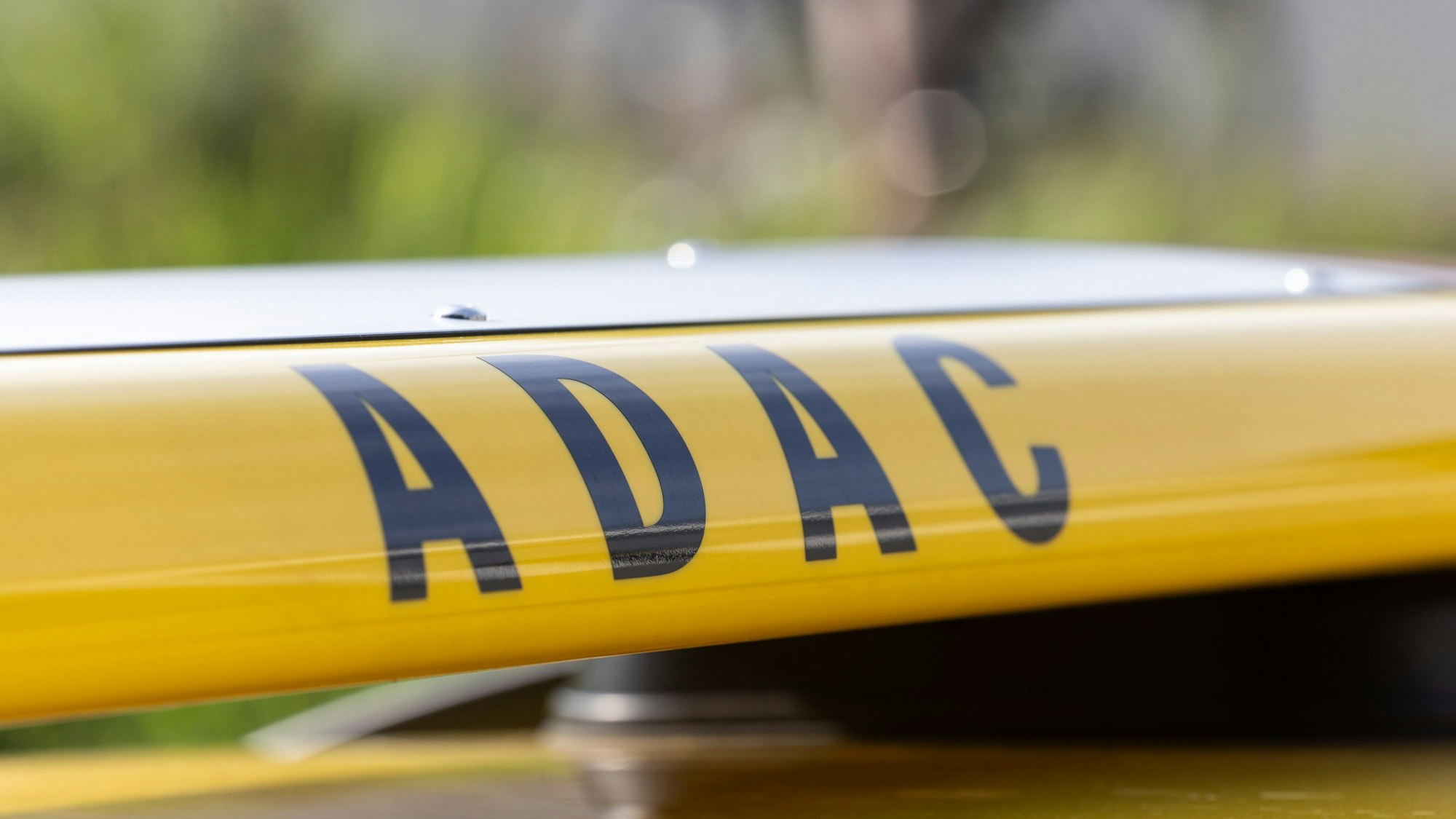 ADAC Schriftzug auf einem Fahrzeug.