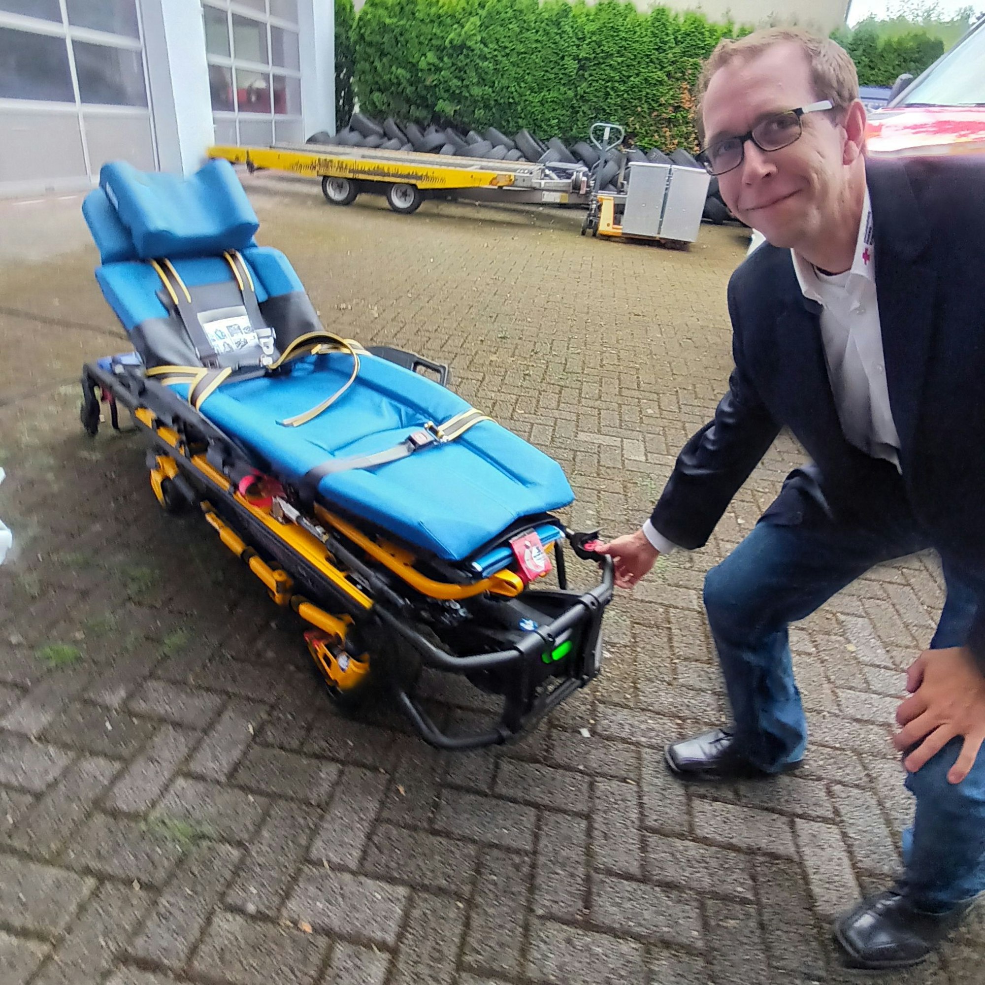 Ein Mann an einer modernen Krankentrage