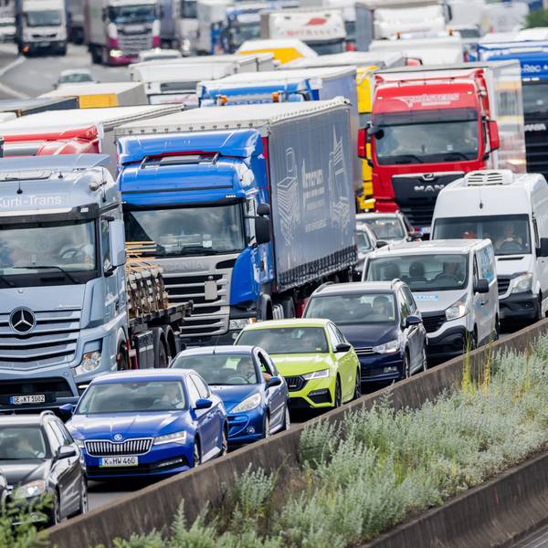 Autos und Lkw stauen sich auf der Autobahn.