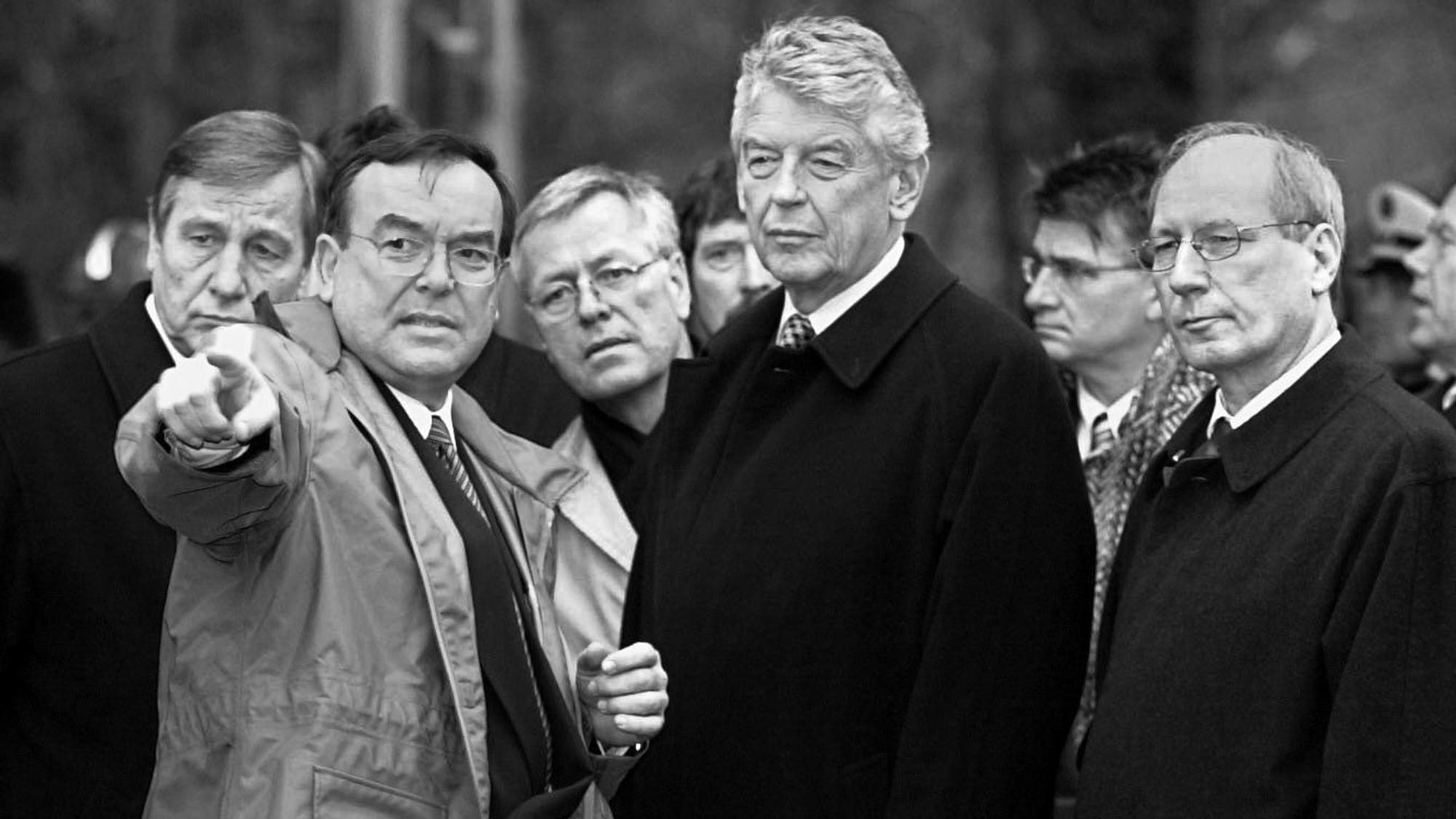 Der damalige Kölner Polizeipräsident Winrich Granitzka mit dem niederländischen Ministerpräsidenten Wim Kok (M) und Bundesverkehrsminister Reinhard Klimmt (r) sowie dem nordrhein-westfälischen Ministerpräsidenten Wolfgang Clement (l) an der Unfallstelle des Zugunglücks in Brühl.