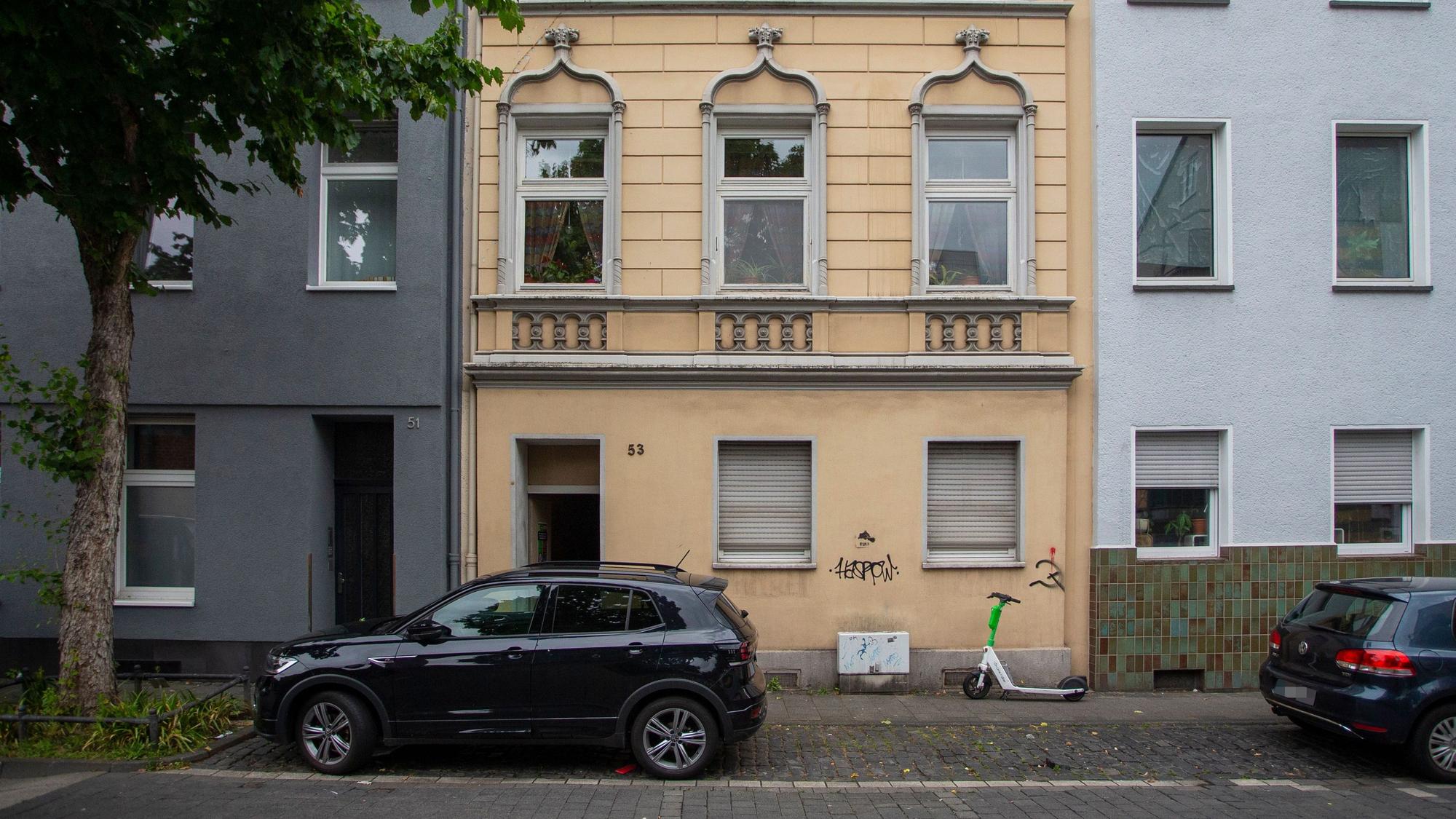 In diesem Haus auf der Holweider Straße detonierten am Wochenende pyrotechnische Gegenstände.