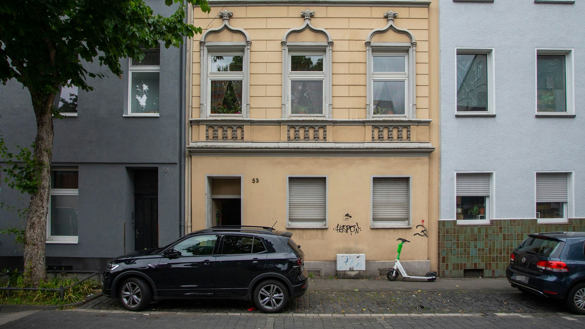 In diesem Haus auf der Holweider Straße detonierten am Wochenende pyrotechnische Gegenstände.