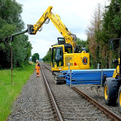 Mitarbeiter eines Kampfmittelräumers sind im Bereich Euskirchen/Euenheim mit Vorsondierungen an den künftigen Standorten für die Oberleitungsmasten beschäftigt.