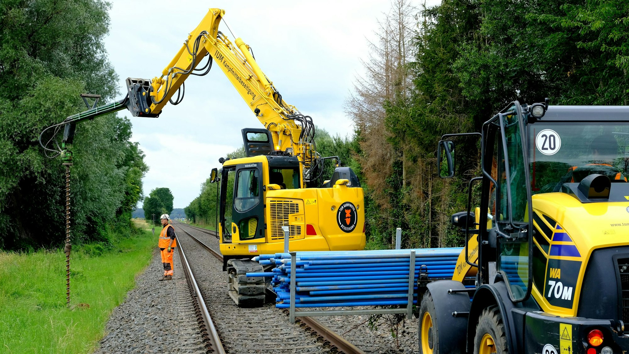 Mitarbeiter eines Kampfmittelräumers sind im Bereich Euskirchen/Euenheim mit Vorsondierungen an den künftigen Standorten für die Oberleitungsmasten beschäftigt.