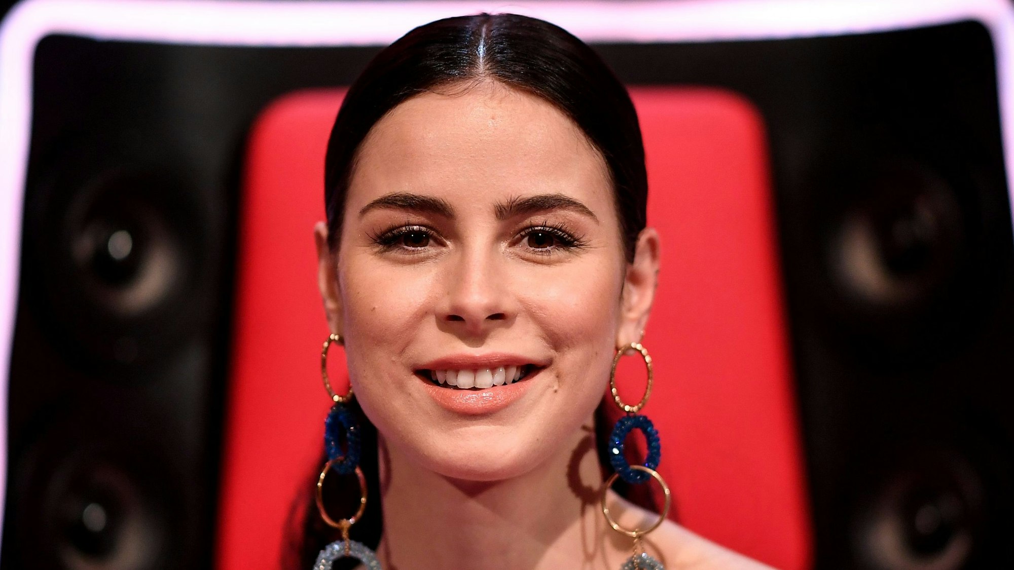 Lena Meyer-Landrut lacht in die Kamera.
