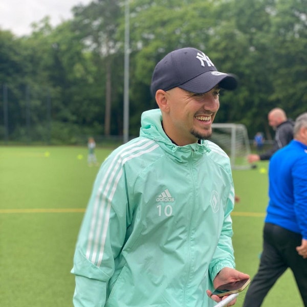 Pascal „Paco" Frere ist spielender Co-Trainer des Bezirksliga-Aufsteigers Schwarz-Weiß Köln.