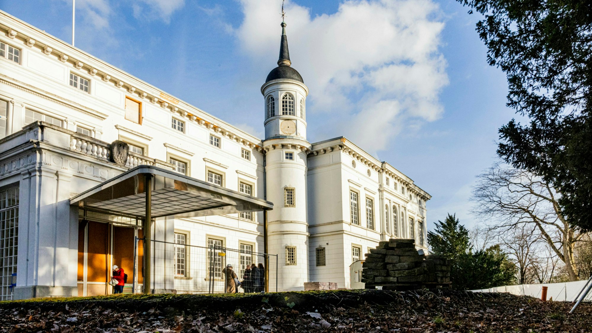 Das Palais Schaumburg in Bonn war zweiter Dienstsitz des Bundeskanzlers. Mitten in den Sanierungsarbeiten gibt das Bundeskanzleramt das Gebäude allerdings jetzt ab.