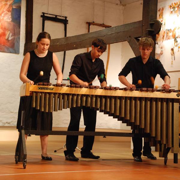 Luise Magdalena Böhm, Tammo David Hupfer und Jan Zimmer spielten in schwarzer Kleidung auf der Bühne zu dritt am Marimbaphon.