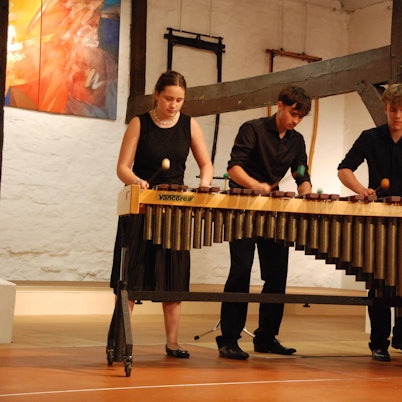 Luise Magdalena Böhm, Tammo David Hupfer und Jan Zimmer spielten in schwarzer Kleidung auf der Bühne zu dritt am Marimbaphon.
