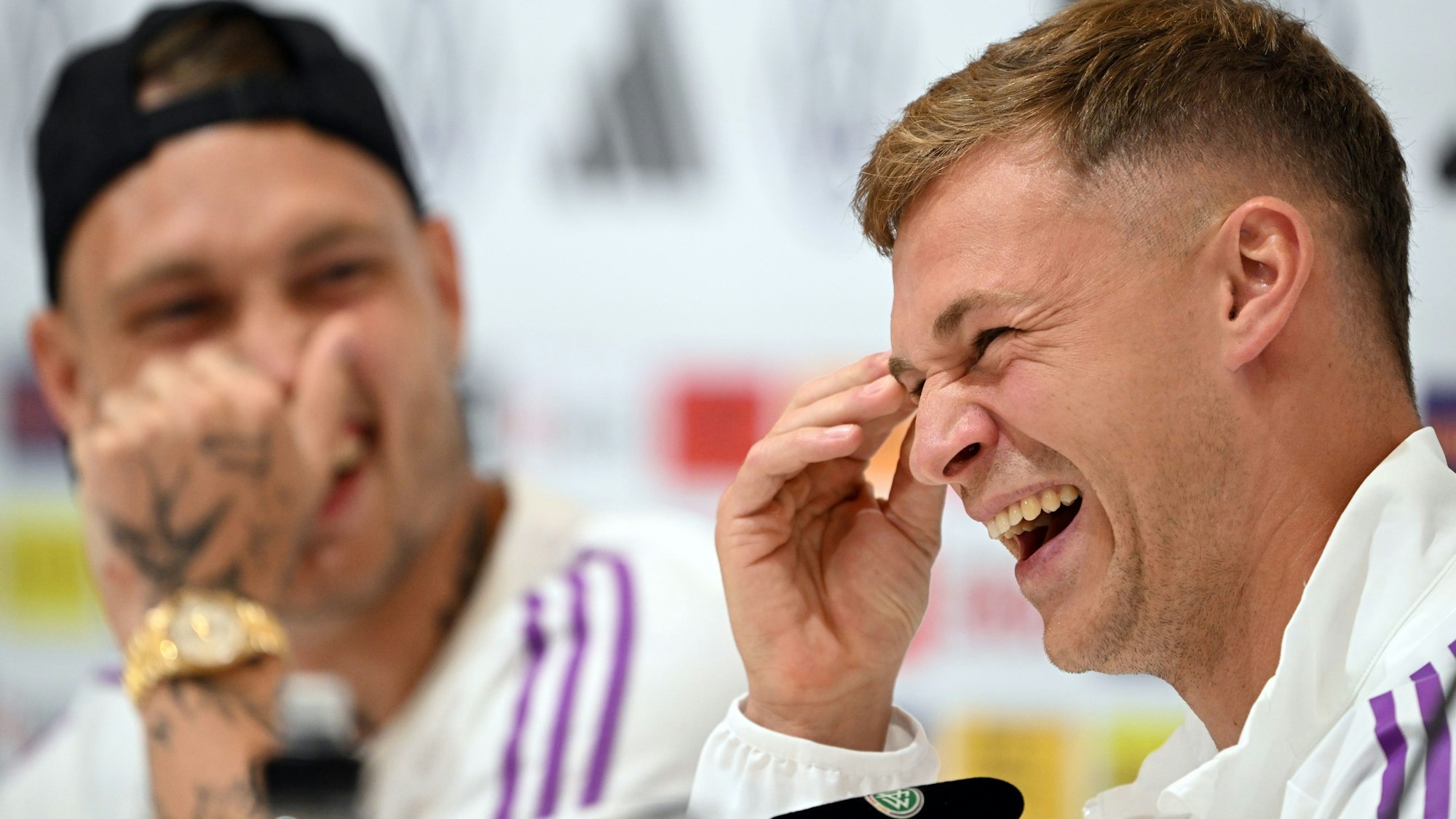 01.07.2024, Bayern, Herzogenaurach: Fußball, EM, Nationalmannschaft, Pressekonferenz. Deutschlands David Raum (l) und Deutschlands Joshua Kimmich beantworten die Fragen der Journalisten. Foto: Federico Gambarini/dpa +++ dpa-Bildfunk +++