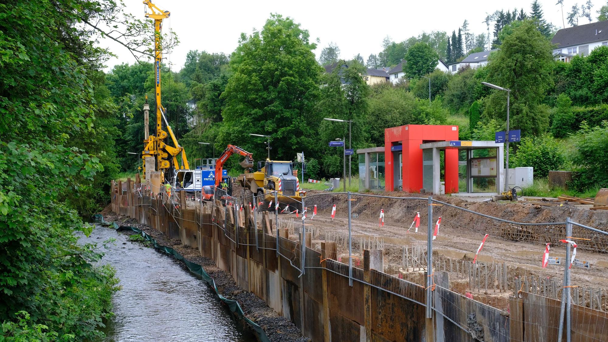 Bauarbeiten im Bereich des Bahnhofs in Urft, wo eine Stützmauer zur Urft errichtet wird.
