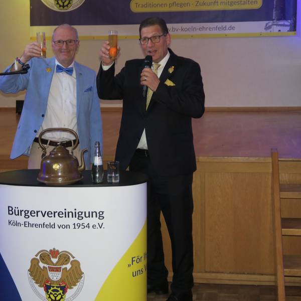 Ralf Heinen und Dieter Brühl (v.l.) stoßen auf 70 Jahre Bürgervereinigung Ehrenfeld an.