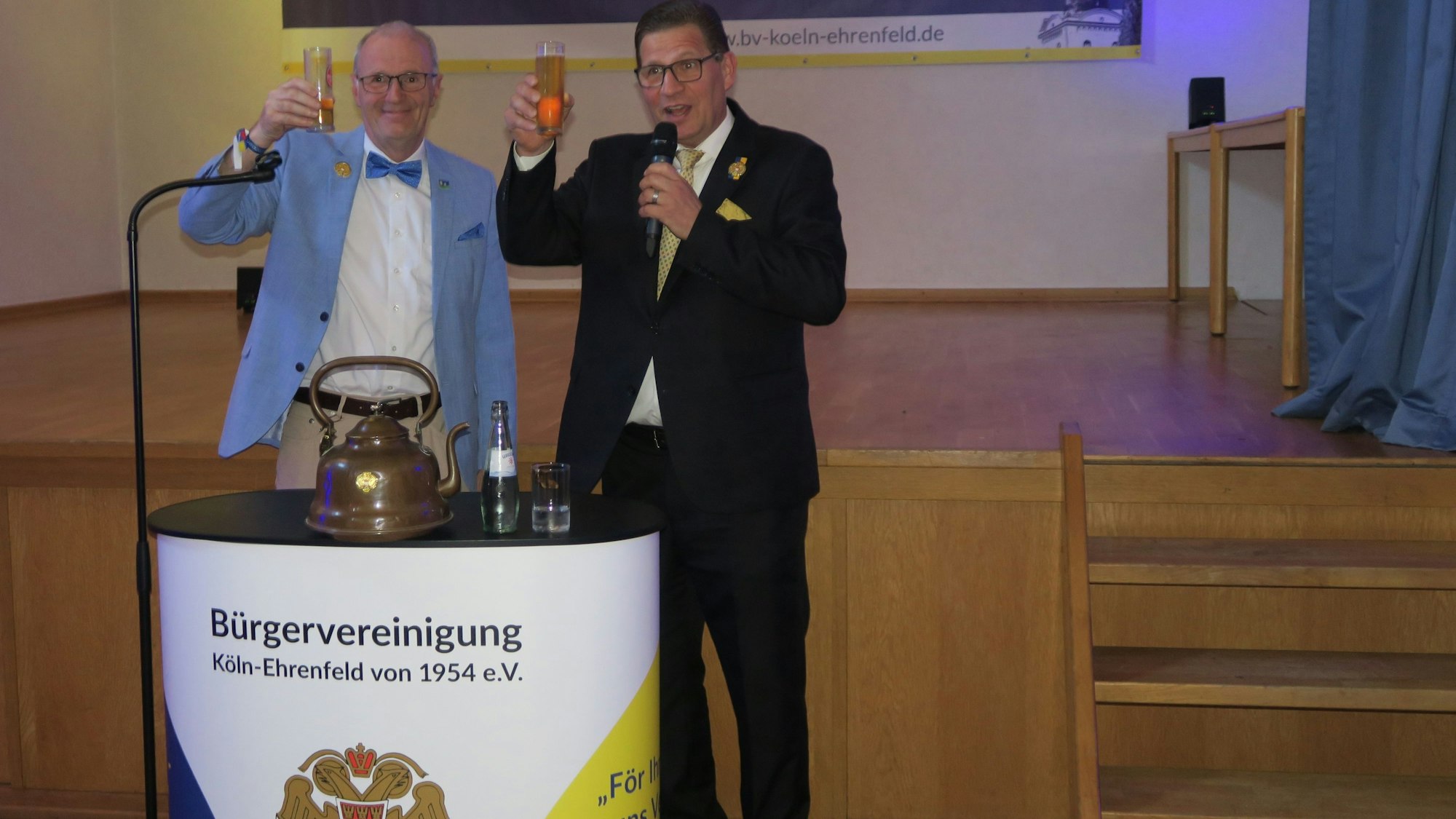 Ralf Heinen und Dieter Brühl (v.l.) stoßen auf 70 Jahre Bürgervereinigung Ehrenfeld an.