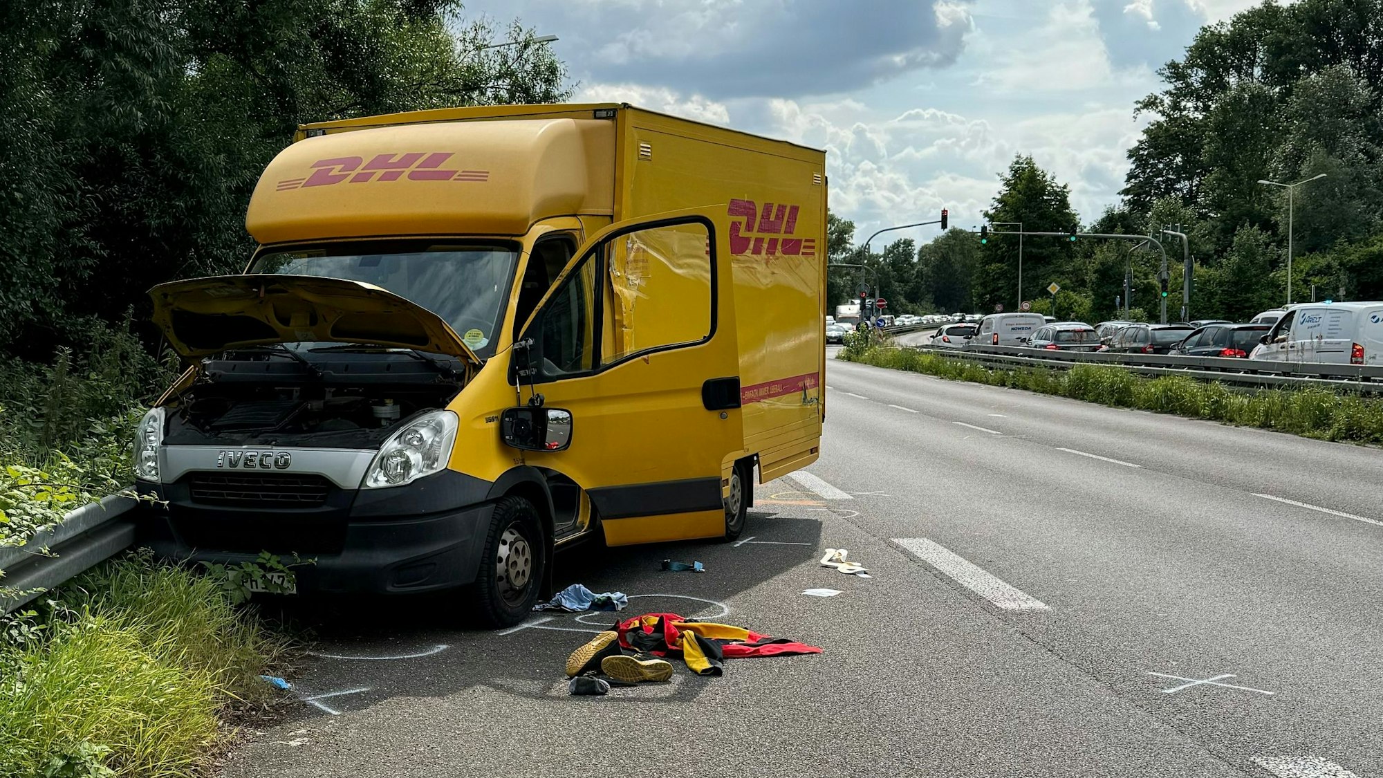 Das Bild zeigten einen Transporter von DHL an der Leitplanke.
