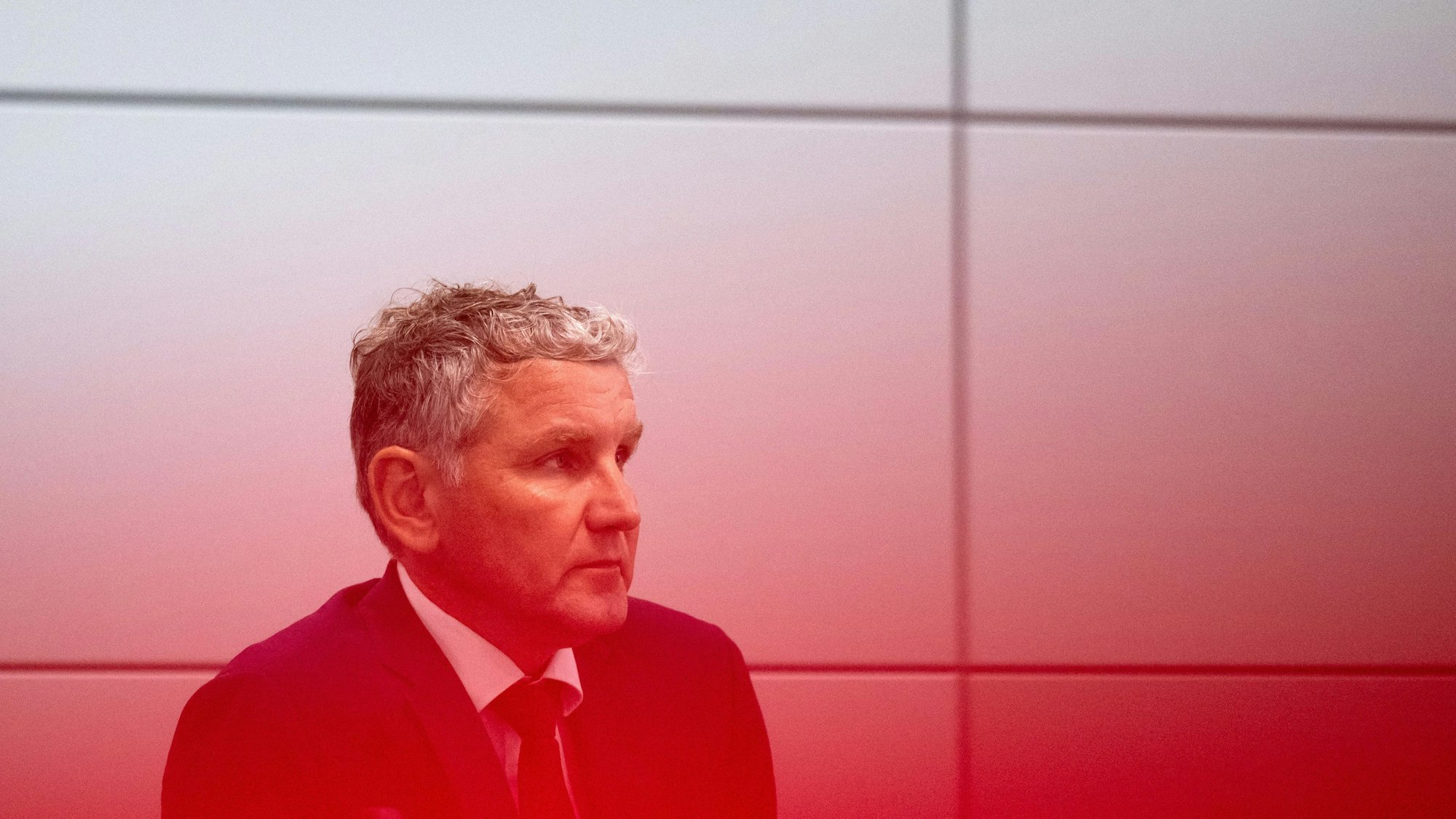 Björn Höcke, Vorsitzender der Thüringer AfD, ist kurz vor Urteilsverkündung im Saal des Landgerichts hinter einem roten Absperrband zu sehen.