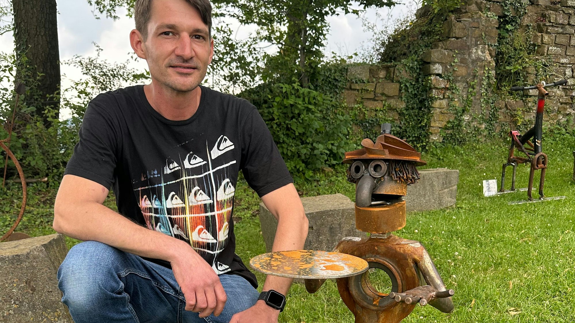 Lukas Seifert setzt Gegenstände aus Stahl zu Figuren zusammen.