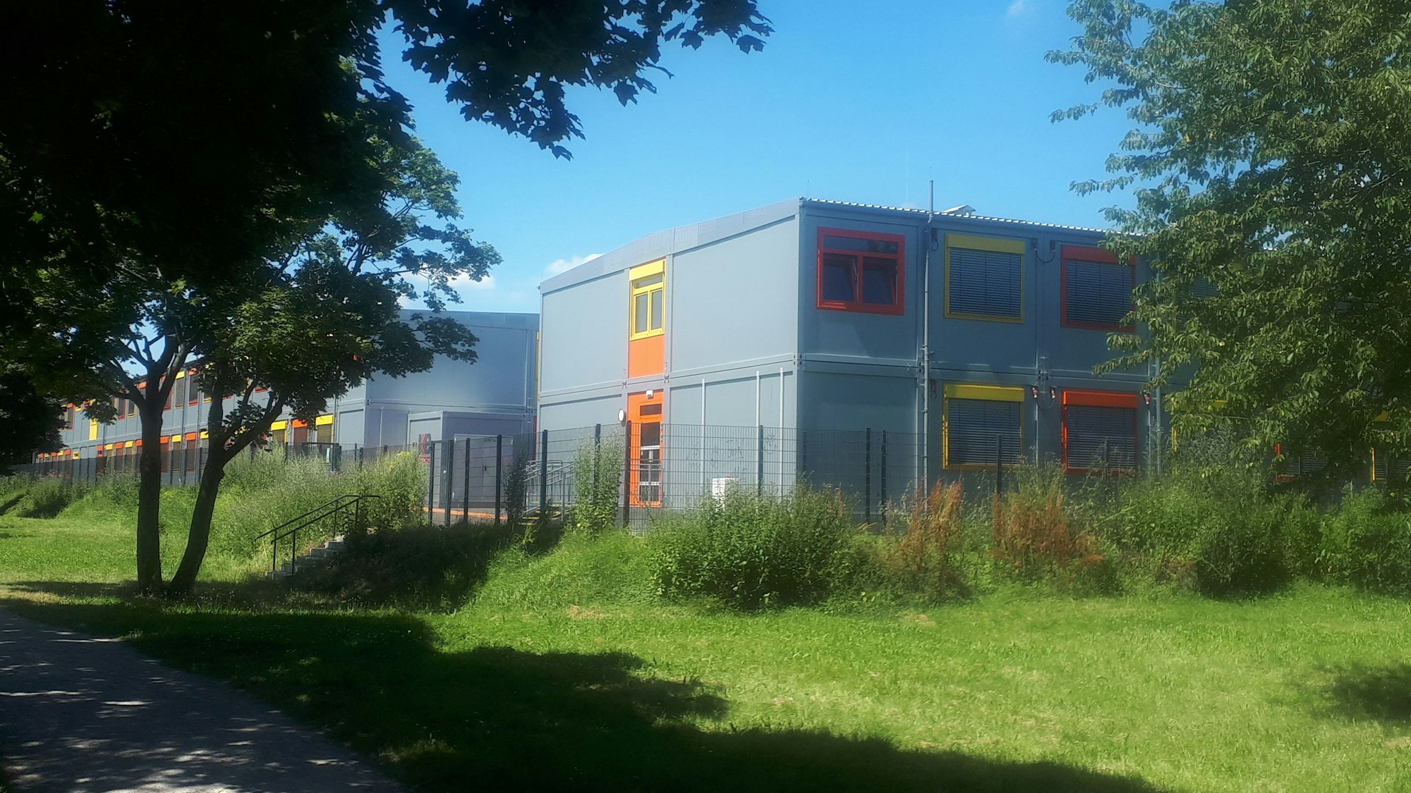 Im Bürgerpark Nord ist das Interimsquartier des Dreikönigs-Gymnasiums entstanden. Der vorige Bolzplatz musste dafür weichen.