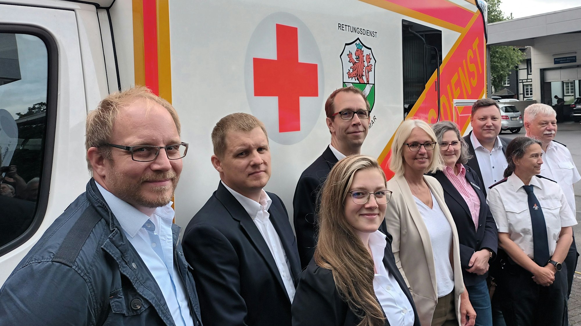 Rettungswagen des DRK mit Bürgermeisterin sowie Verantwortlichen von Stadtverwaltung und DRK