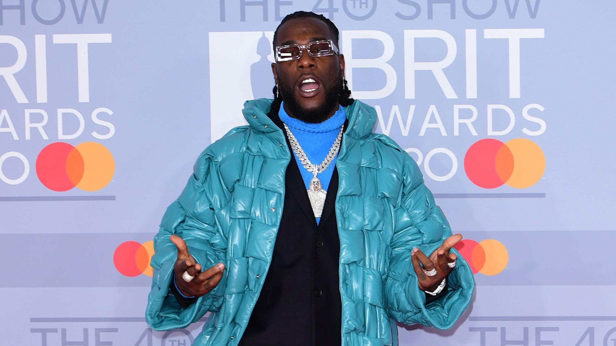 Damini Ogulu alias Burna Boy trifft zur Verleihung der Brit Awards in der O2 Arena ein