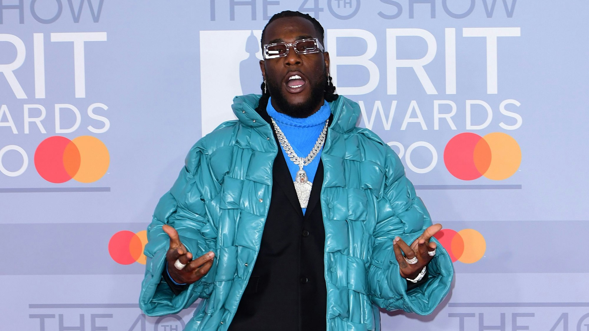 Damini Ogulu alias Burna Boy trifft zur Verleihung der Brit Awards in der O2 Arena ein