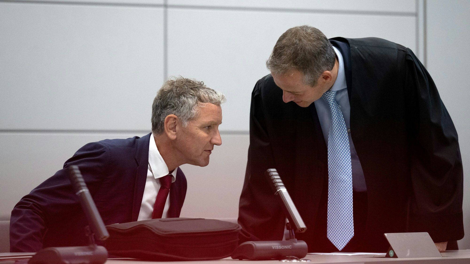 Sachsen-Anhalt, Halle (Saale): Björn Höcke (l), Vorsitzender der Thüringer AfD, unterhält sich kurz vor Urteilsverkündung mit seinem Anwalt Ralf Hornemann im Saal des Landgerichts.