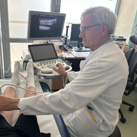 Rheuma bei Kindern, Professor Horneff untersucht ein Kniegelenk