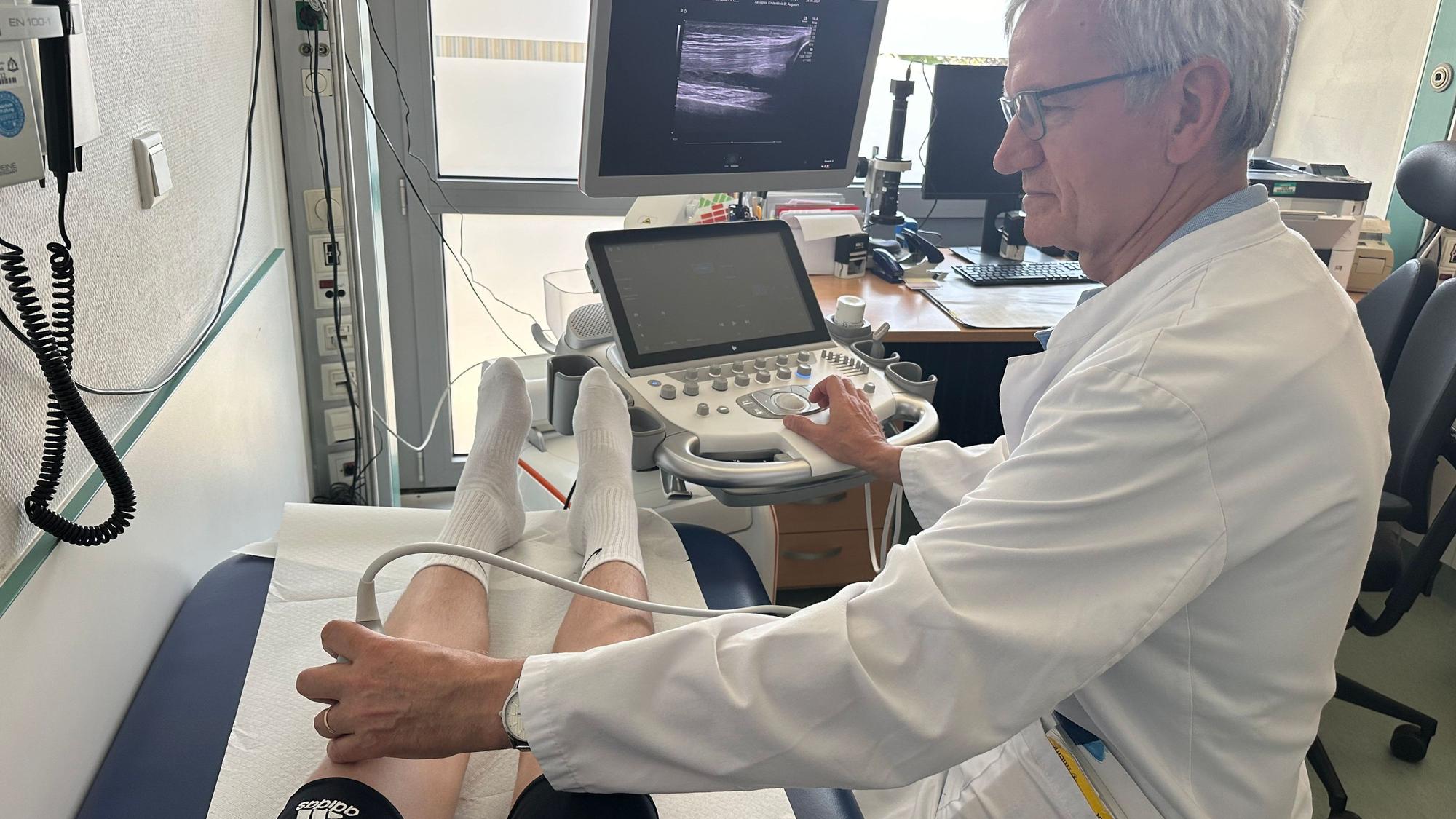 Rheuma bei Kindern, Professor Horneff untersucht ein Kniegelenk