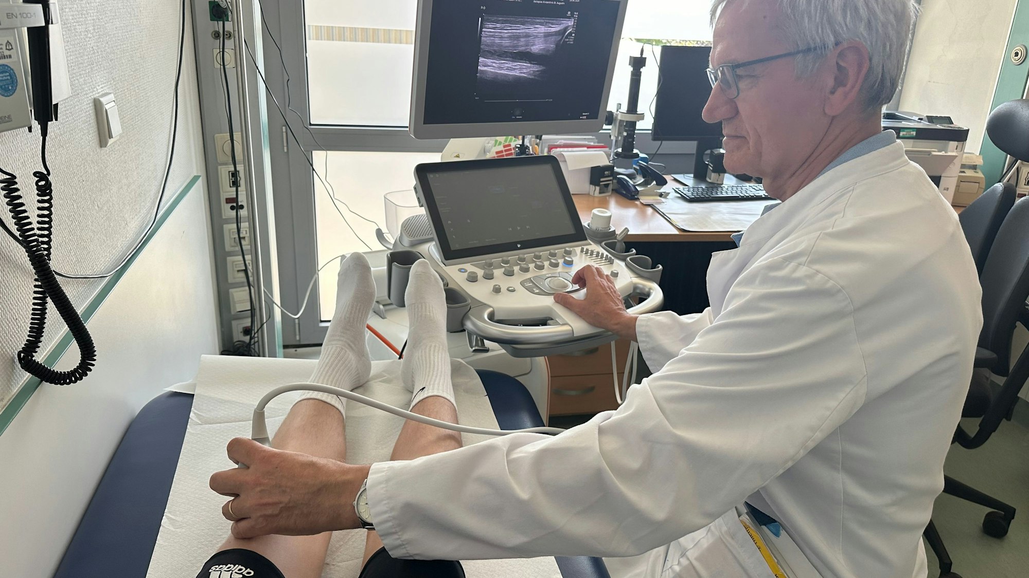 Rheuma bei Kindern, Professor Horneff untersucht ein Kniegelenk