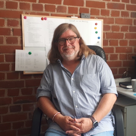 Peter Bonzelet, hier in seinen Räumen im Pfarrheim St. Katharina, ist neuer Kirchenmusiker des katholischen Pfarrverbands Mau-Nie-Wei. Er will in der Kirche Alt St. Katharina eine Konzertreihe etablieren.