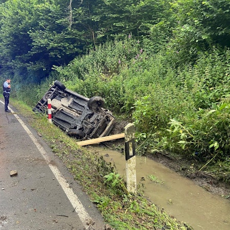 Der Ford Transit landete kopfüber im Straßengraben, die beide Insassen wurden leicht verletzt.