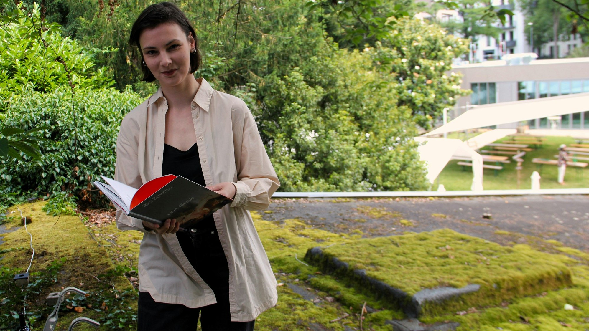 Unruly Readings-Mitorganisatorin Michaela Predeick kündigt für die Lesereihe auch Darbietungen im Garten der Stätte an.