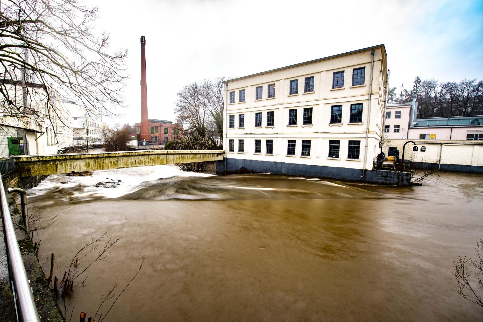Das Foto zeigt das Alte Turbinenhaus und das Wehr bei Hochwasser.