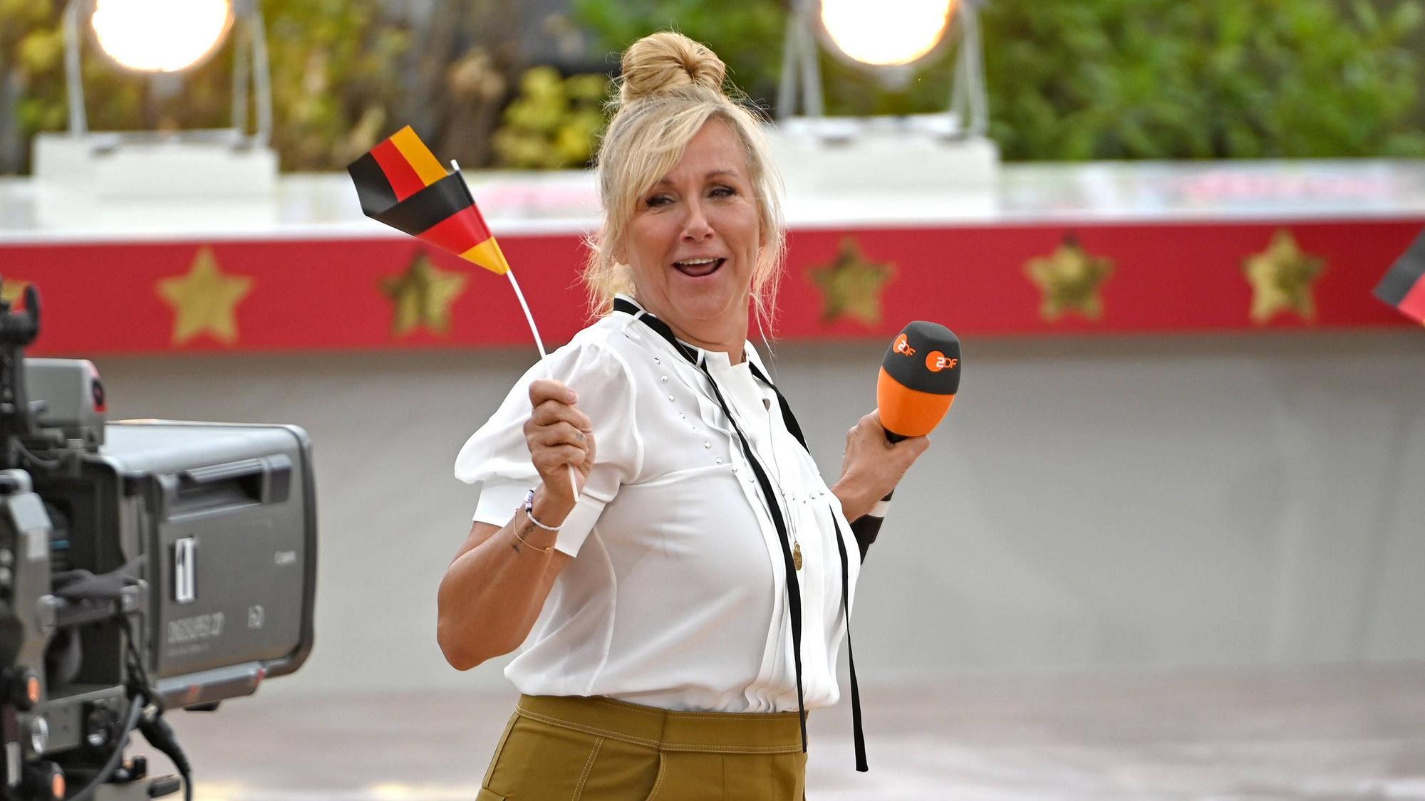 ZDF-Moderatorin Andrea Kiewel steht vor einer TV-Kamera.