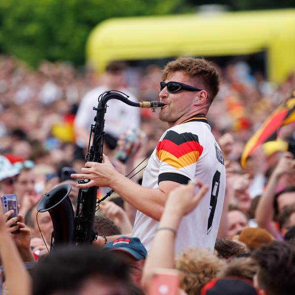 Saxophonist Andre Schnura in einer Menschenmenge