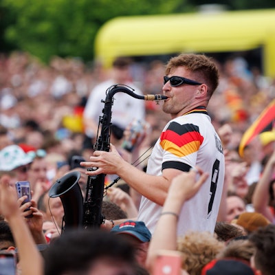 Saxophonist Andre Schnura in einer Menschenmenge