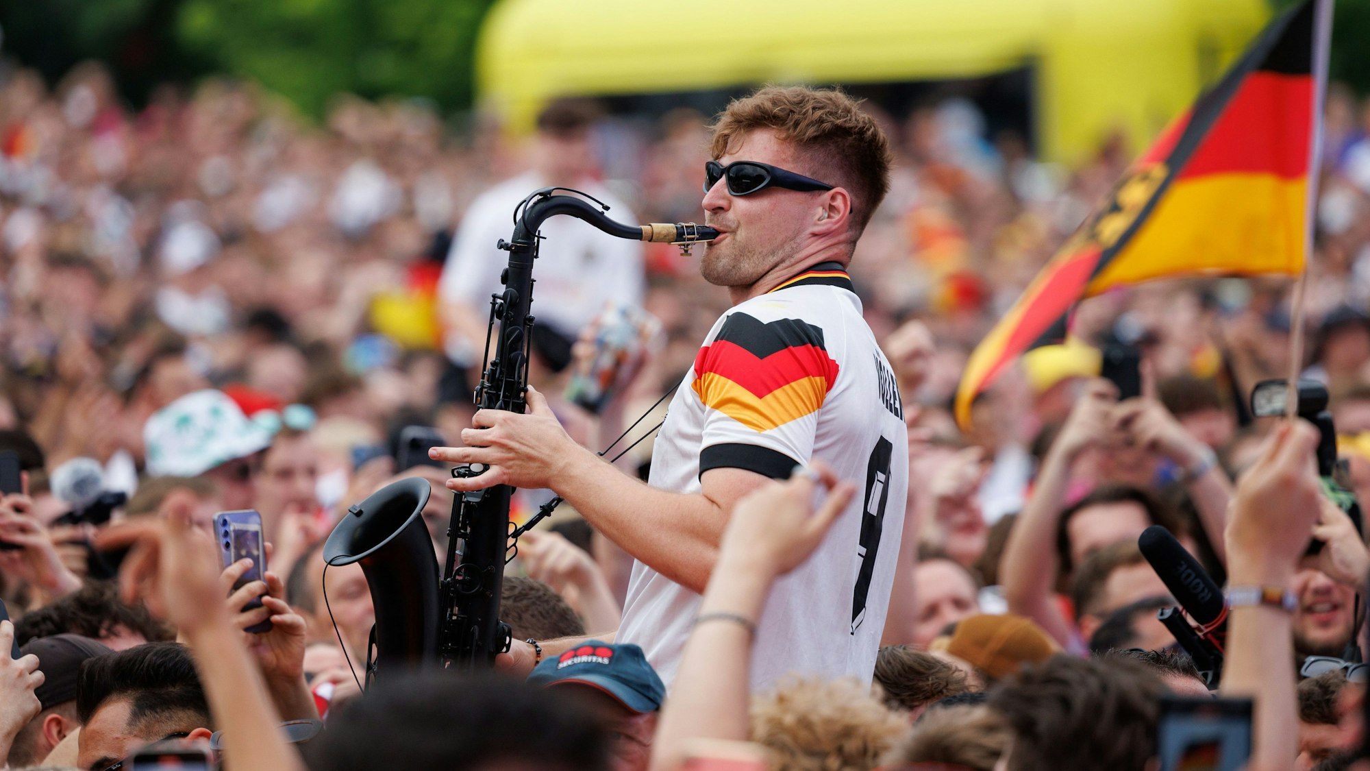 Saxophonist Andre Schnura in einer Menschenmenge