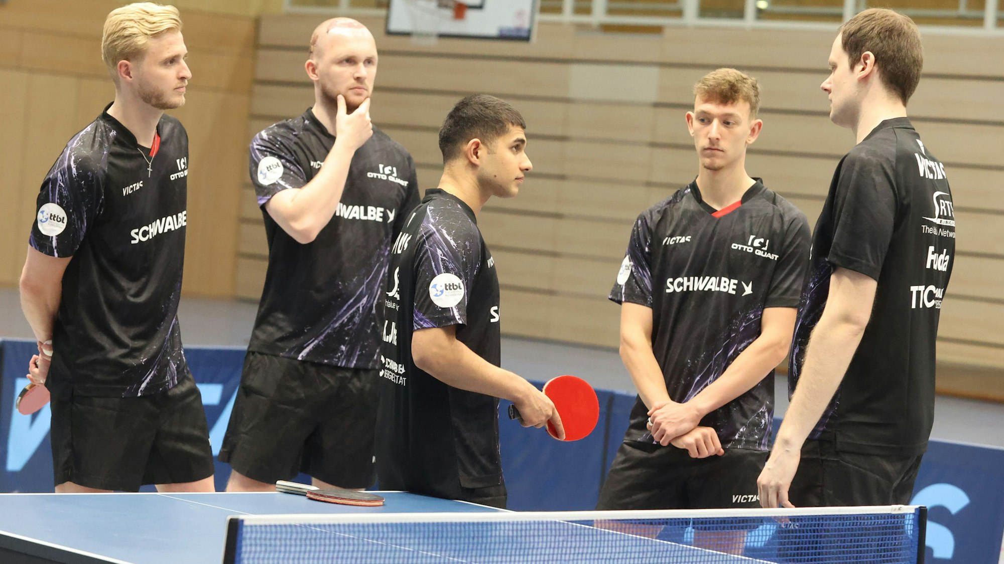 Im Bild ist eine Tischtennis-Mannschaft mit Trainer.