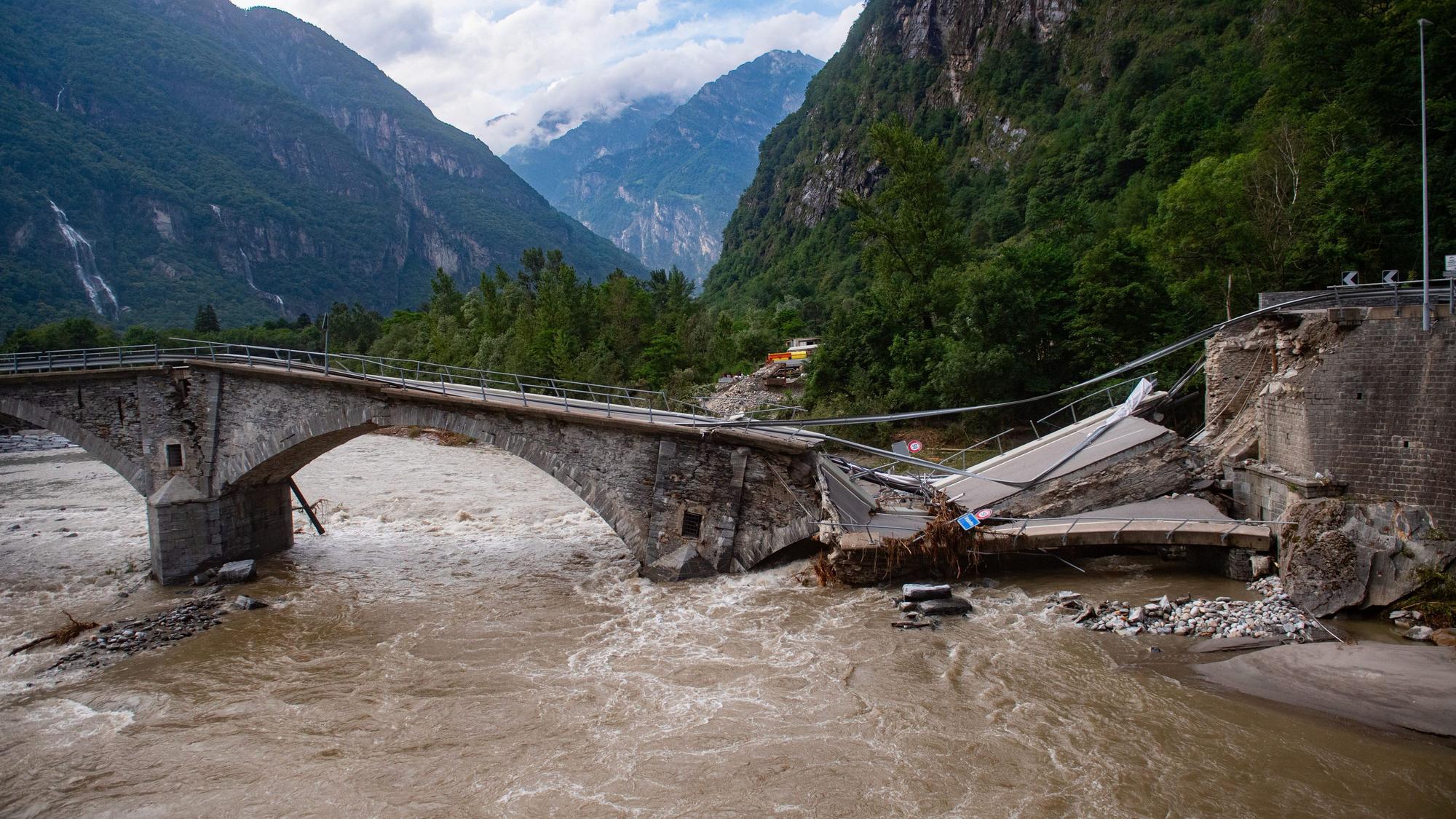 Schweiz, Visletto: Ein Blick auf eine Brücke, die bei dem Unwetter in der Nacht eingestürzt ist.