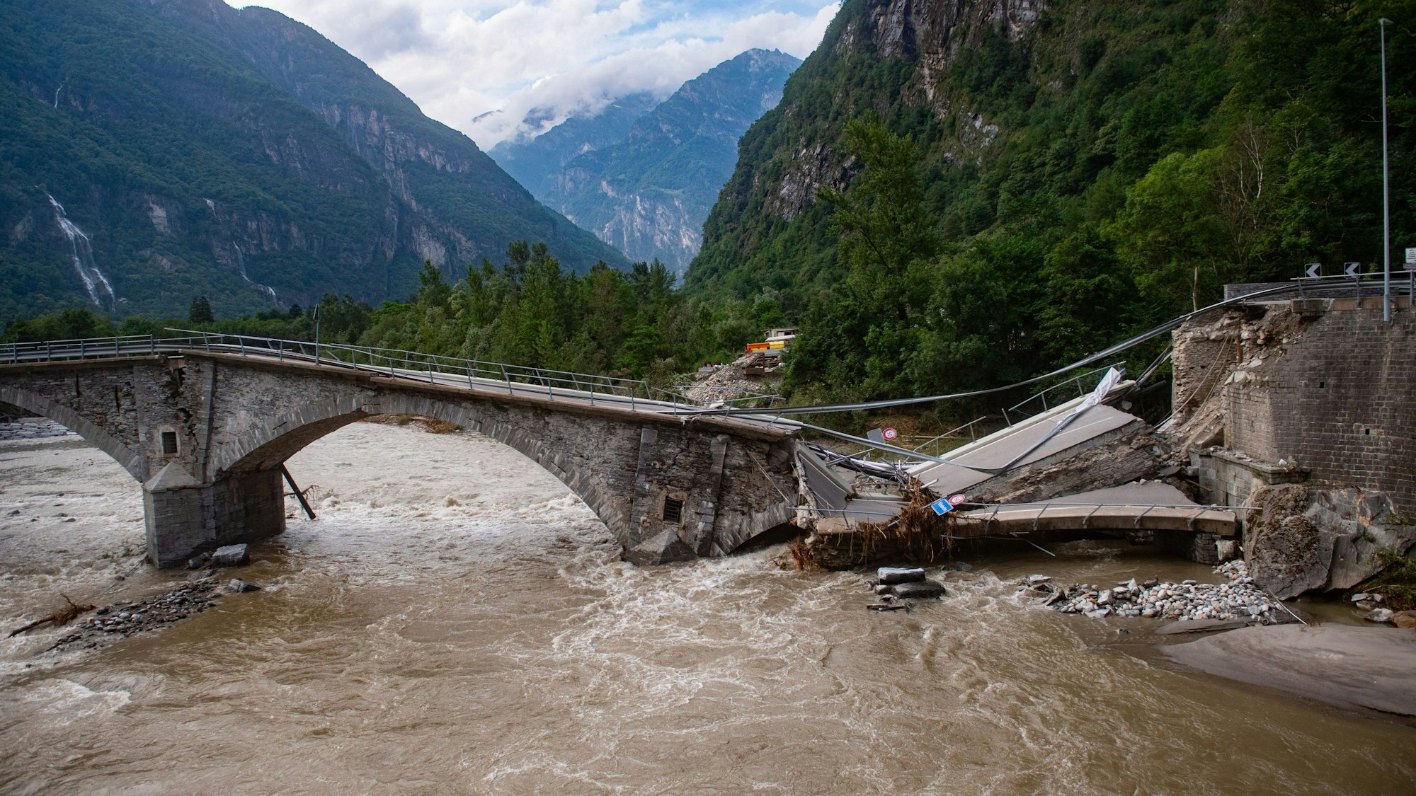 Schweiz, Visletto: Ein Blick auf eine Brücke, die bei dem Unwetter in der Nacht eingestürzt ist.