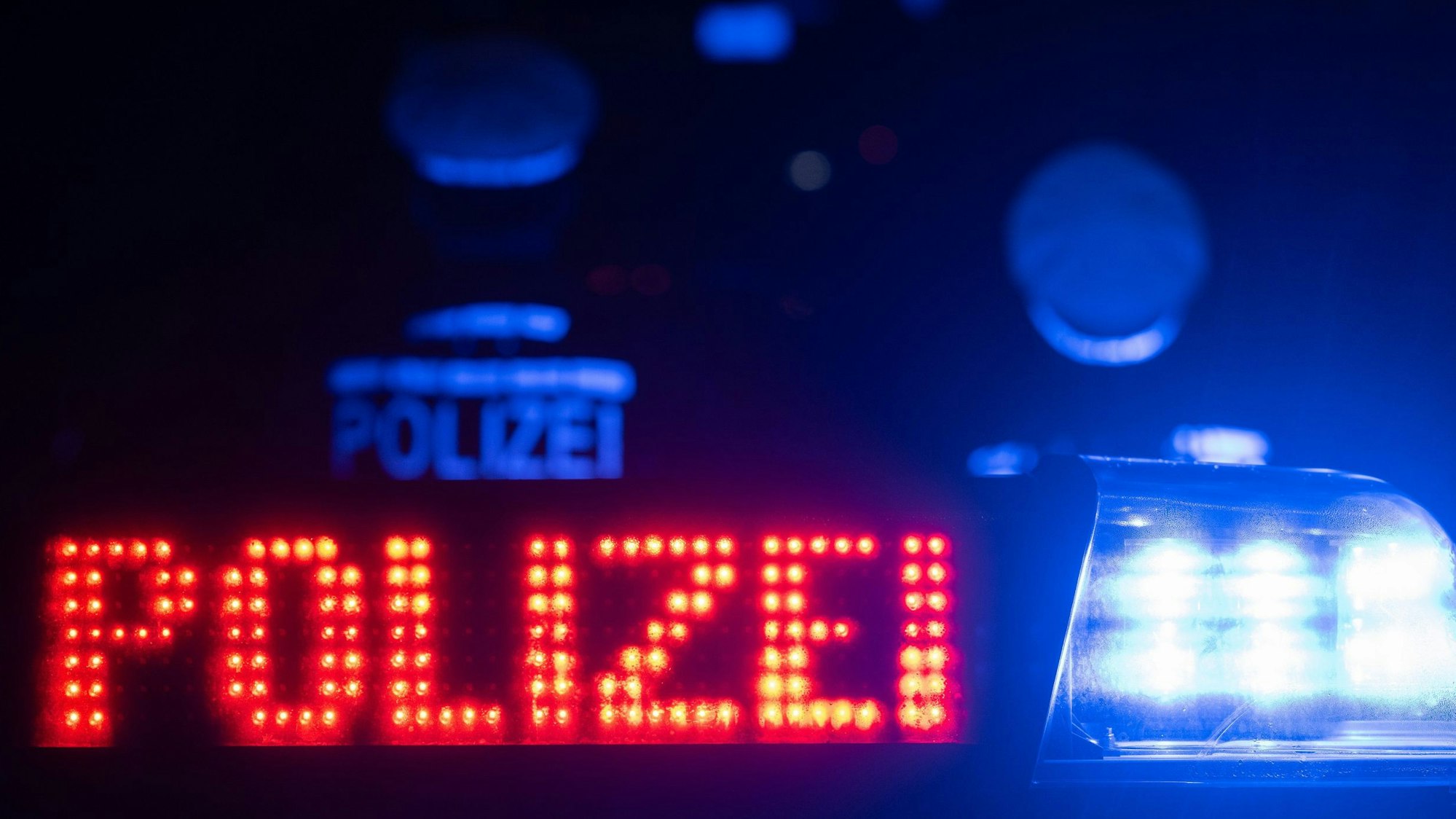 Das Bild zeigt den Schriftzug Polizei auf einem Streifenwagen.