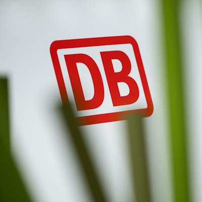 Blick auf ein Logo der Deutschen Bahn