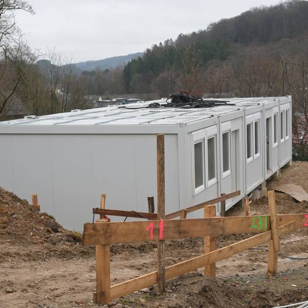 Container für Geflüchtete werden in Kürten aufgebaut.
