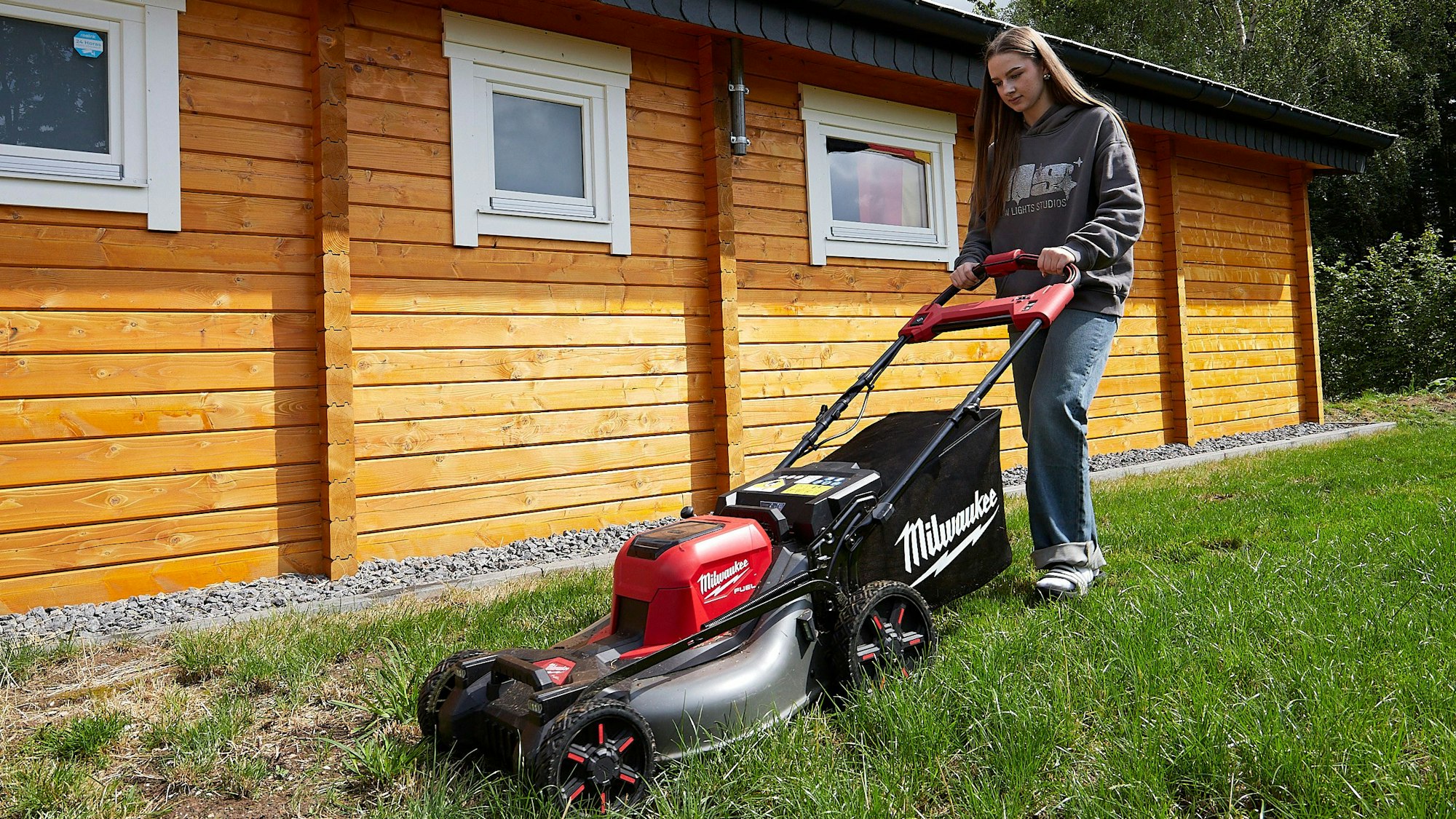 Marlene Klinkhammer mäht den Rasen am Vereinsheim.